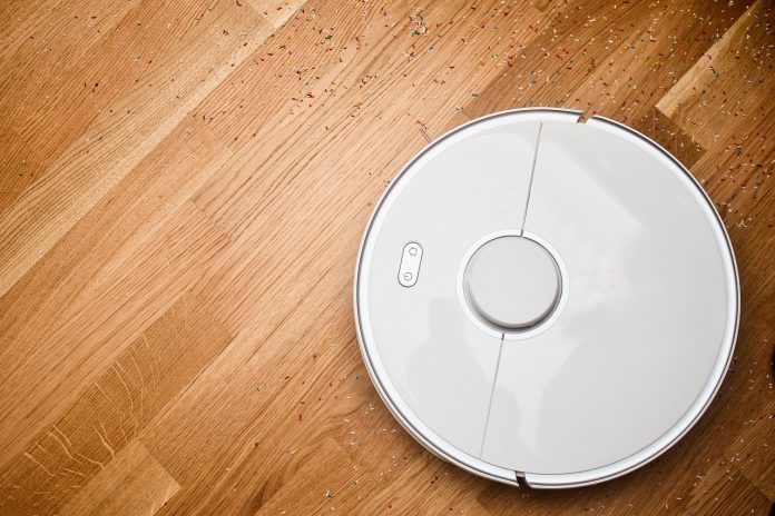 Autonomiczny robot sprawnie mopuje podłogi podczas gdy domownicy odpoczywają na kanapie