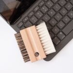 Główny widok czyszczenia klawiatury laptopa narzędziami