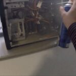 Główne czyszczenie komputera sprężonym powietrzem