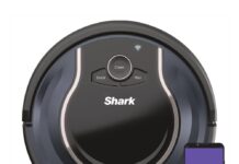 Odkurzacz automatyczny iRobot – jak działa i które technologie sprawiają, że sam znajduje drogę do kurzu? Automatyczny odkurzacz iRobot Roomba odkurzający podłogę w salonie
