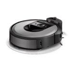 iRobot Roomba w akcji na podłodze salonu