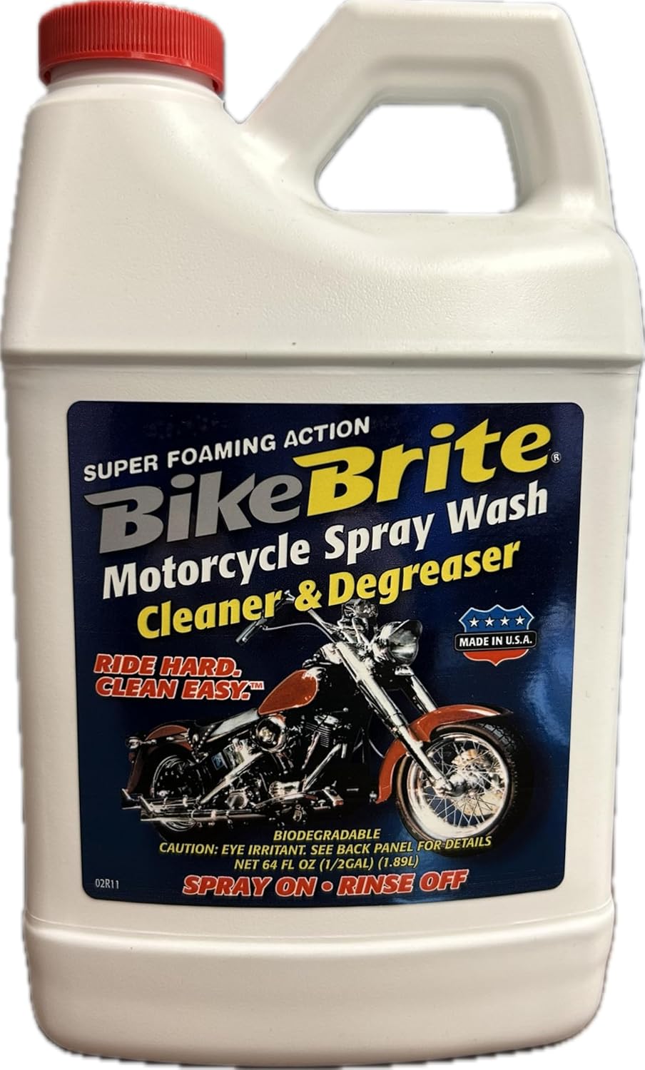 Czyszczenie łańcucha motocykla dedykowaną chemią Ręce w gumowych rękawicach aplikujące specjalistyczny środek na łańcuch napędowy motocykla