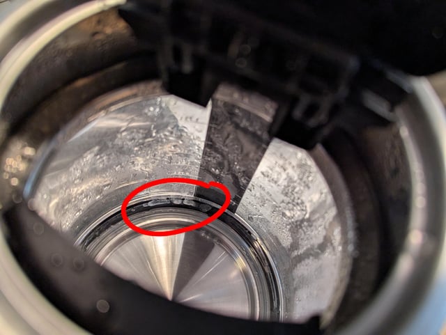 mikroskopijne kryształki kamienia widoczne pod powiększeniem na metalowej powierzchni