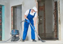 Pył budowlany po remoncie łazienki – jak efektywnie usunąć go z każdego zakamarka? ostałe gruz w workach remontowych w łazience