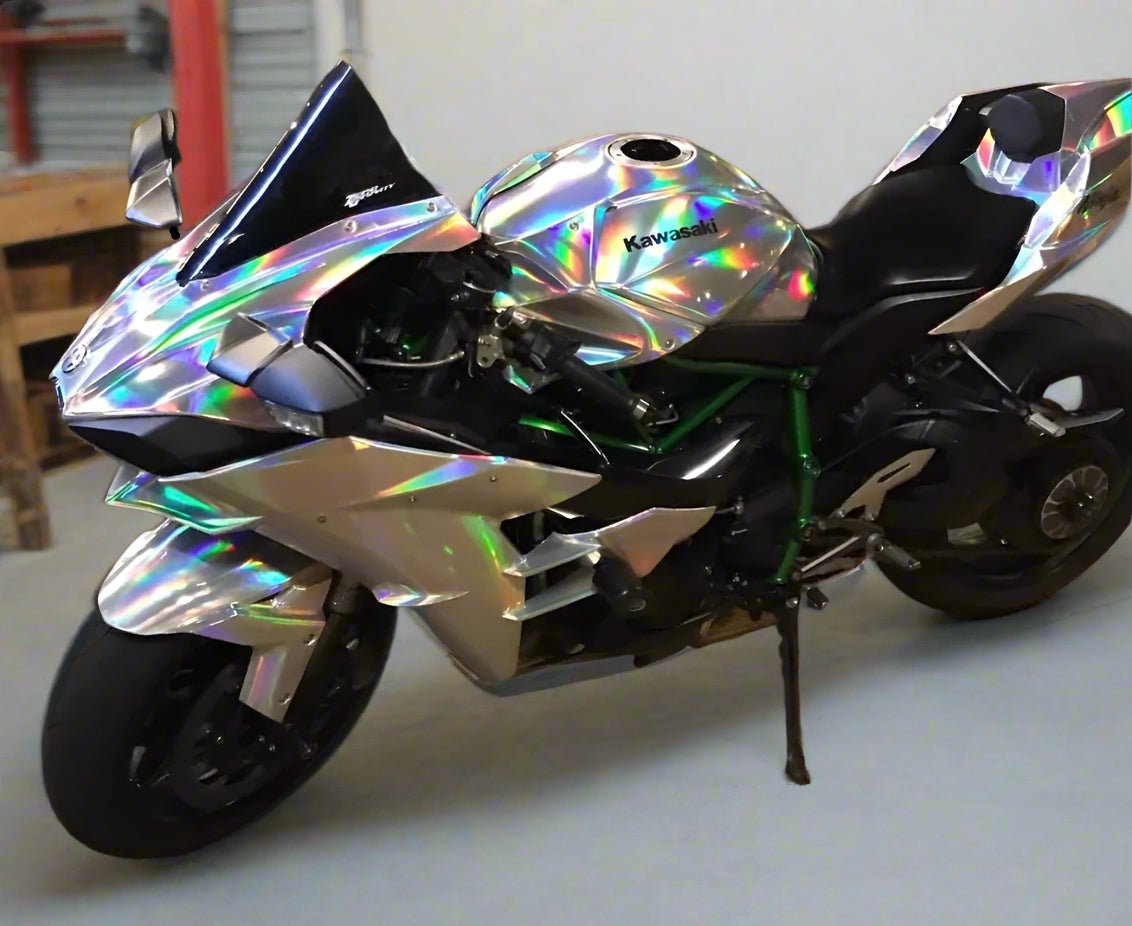 Widok z perspektywy kierowcy Chromowane lusterka motocykla odbijają drogę podczas jazdy