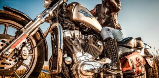 Polerowanie chromu motocyklowego: od przygotowania po usuwanie rdzy Chromowany motocykl stoi przed garażem w świetle dziennym