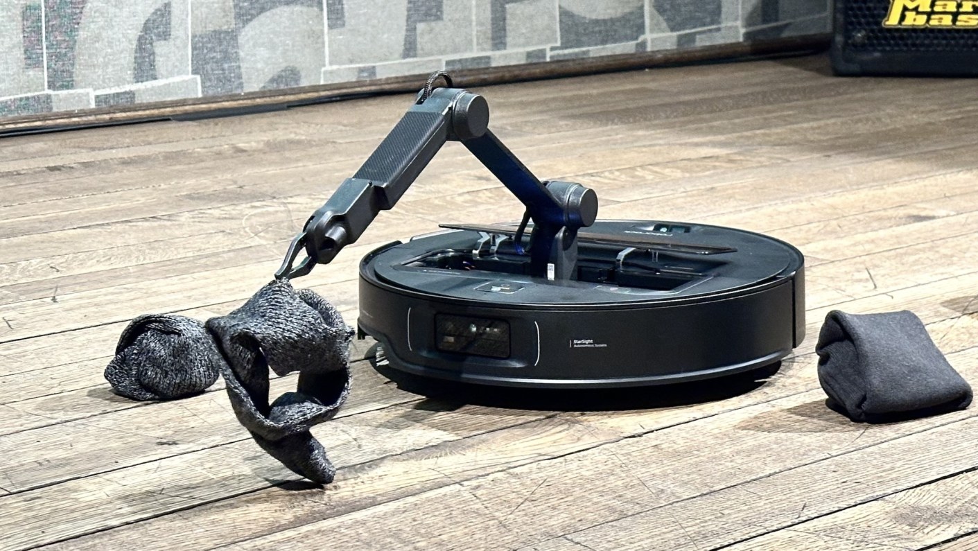 Laserowy pomiar przestrzeni w mieszkaniu Czujnik lidar na obudowie robota skanuje otoczenie pomieszczenia