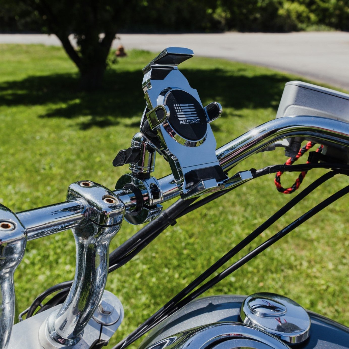 Blask na zbiorniku paliwa Bak motocykla odbija światło dzięki starannie wypolerowanej powierzchni