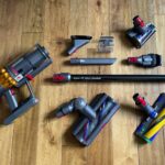 dyson-v15-odkurza-dywan-przy-sofie