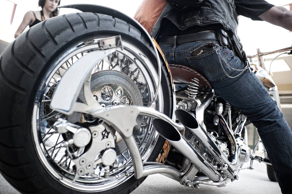 Uchwyty oraz metalowe wykończenie Chromowana kierownica motocykla z połyskiem i widocznymi manetkami