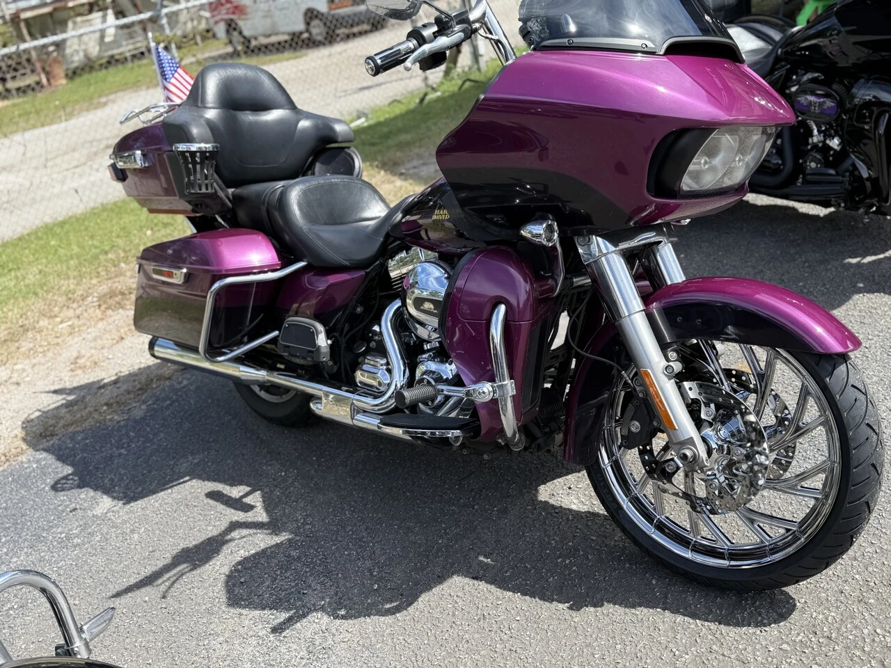 Metaliczne akcenty przy jednostce napędowej Cruiser z widocznymi chromowanymi elementami silnika z boku