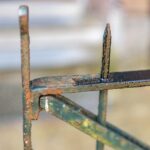 nakladanie-preparatu-odrdzewiajacego-na-metalowe-ogrodzenie
