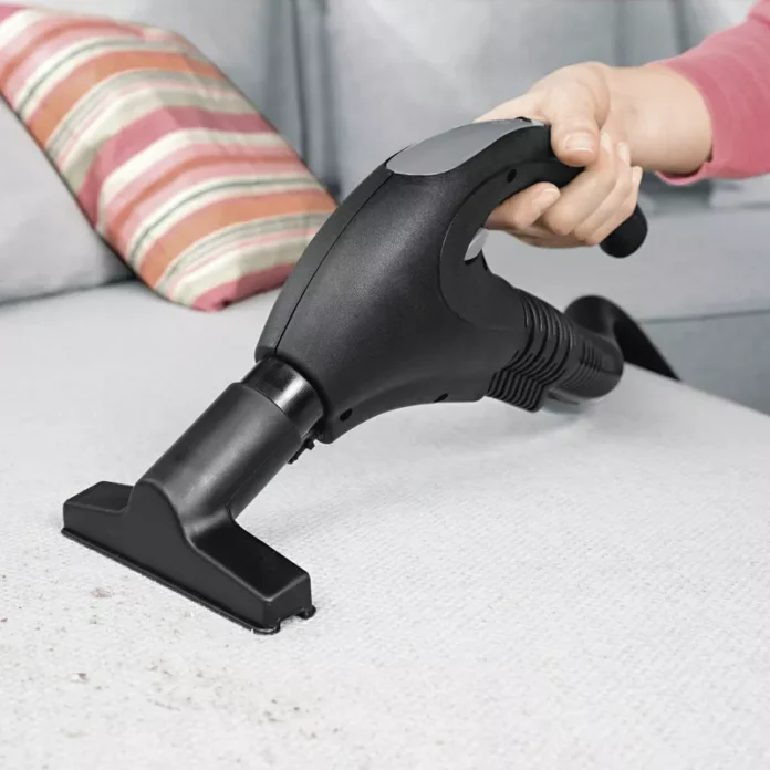 Odkurzacz parowy podczas pracy pokazuje, jak działa i jakie ma funkcje