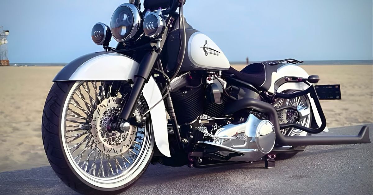 Delikatna codzienna konserwacja powierzchni Miękka ściereczka przeciera chromowaną część motocykla podczas pielęgnacji