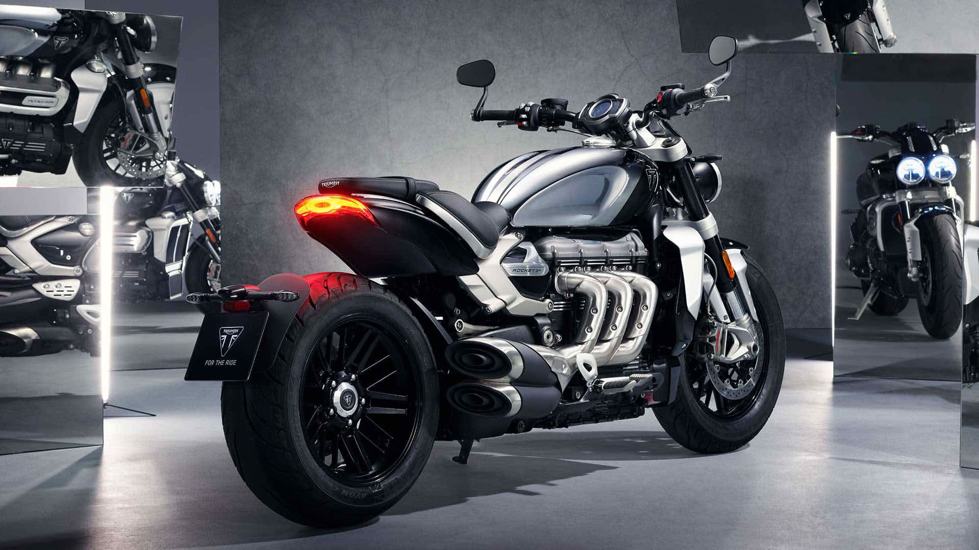 Etap przygotowania układu wydechowego Dłoń motocyklisty poleruje chromowane rury wydechowe miękką ściereczką