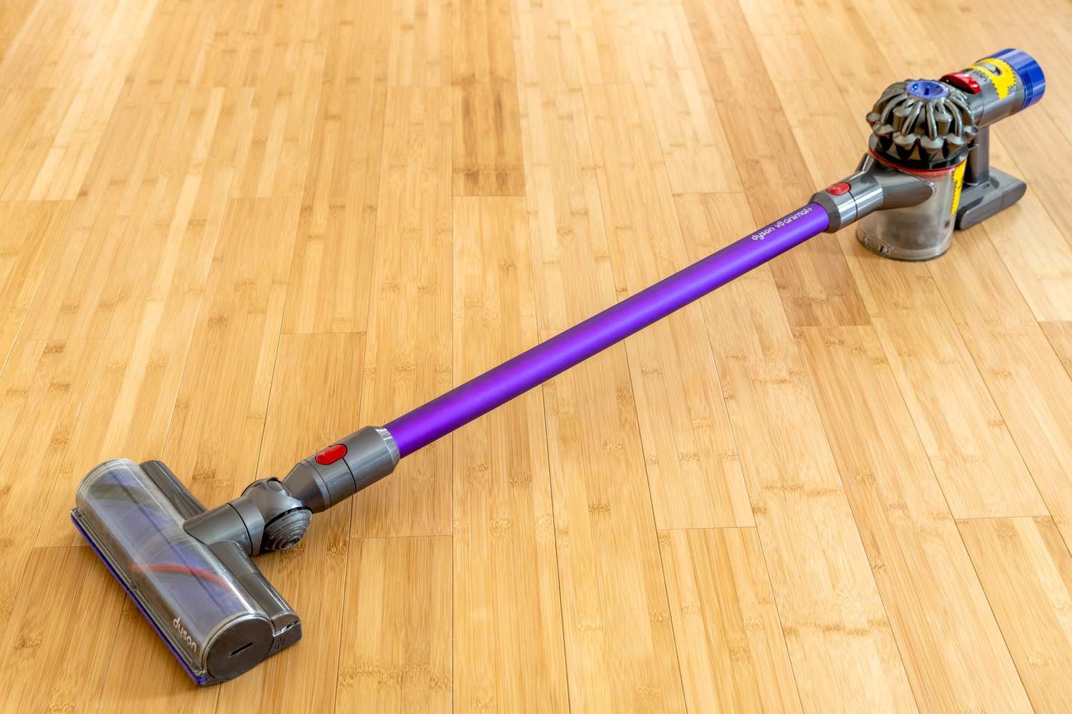 Porównanie metod usuwania włosów zwierząt Dyson i tradycyjny odkurzacz stoją obok kanapy z sierścią zwierzęcia
