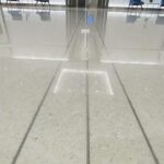 pracownik-szlifujacy-beton-przed-zywicowaniem