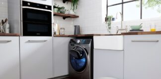 Automatyczne dozowanie detergentu w pralce Samsung Bespoke AI Pralka Samsung Bespoke AI stoi w jasnej nowoczesnej łazience