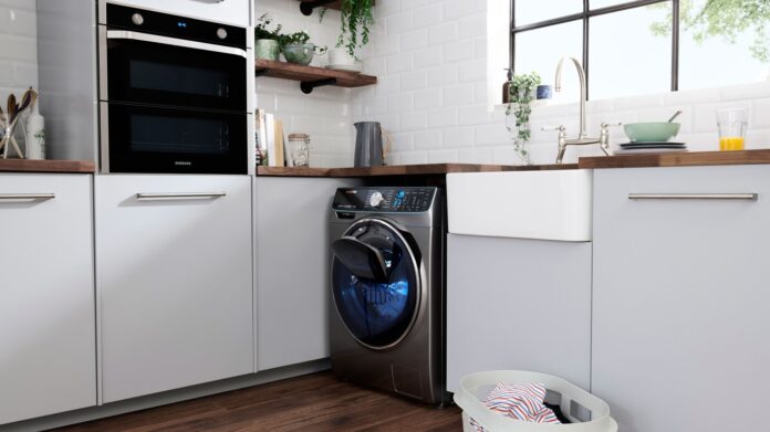 Pralka Samsung Bespoke AI stoi w jasnej nowoczesnej łazience