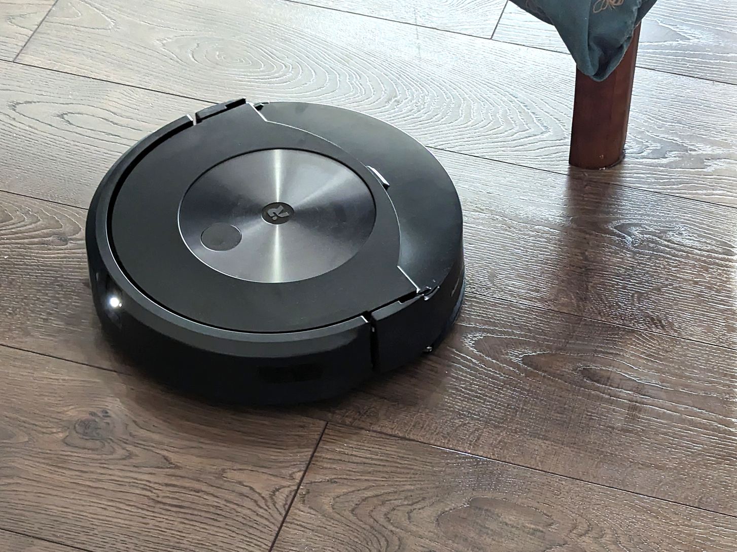 Sterowanie bez użycia rąk Użytkownik uruchamia robota sprzątającego poleceniem głosowym w aplikacji