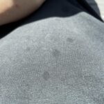 szorowanie-plamy-szczotka-i-detergentem