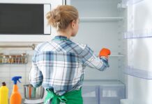 Czym myć lodówkę w środku? Ocet, soda czy płyn do naczyń? usuwanie zapachu z lodowki cytryna
