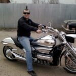 zabytkowy-motocykl-chromowany-z-bliska