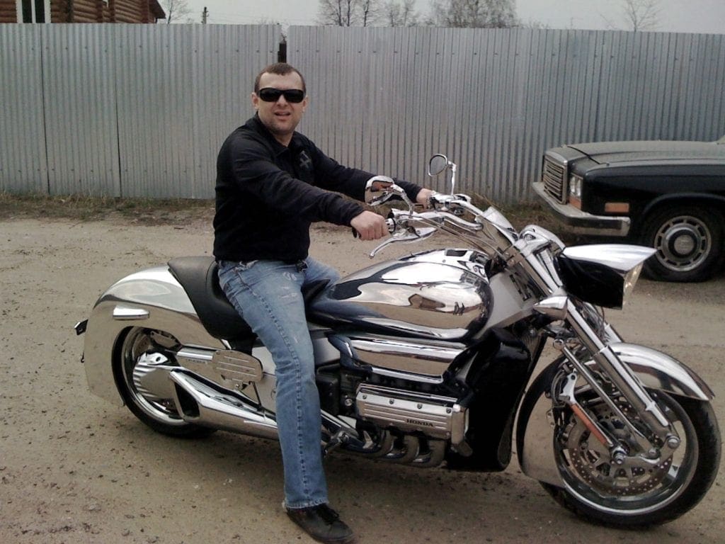 Klasyczne elementy w eleganckim stylu Z bliska widać chromowane detale na zabytkowym motocyklu
