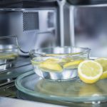 Cytryna skutecznie odświeża i dezynfekuje wnętrze kuchenki mikrofalowej