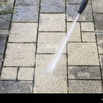 Karcherem K4 o ciśnieniu 130 barów skutecznie wyczyścisz kostkę brukową