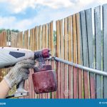 Szczotką drucianą usuwam rdzę z płotu_1