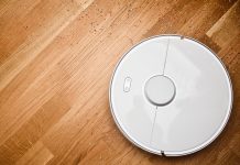 Robot mopujący z wibracją i podwójnym zbiornikiem – wydajne czyszczenie domu Autonomiczny robot sprawnie mopuje podłogi podczas gdy domownicy odpoczywają na kanapie