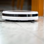 Robot Roomba samodzielnie odkurza podłogi w całym domu