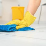 drewno lśni pod mokrą szmatą