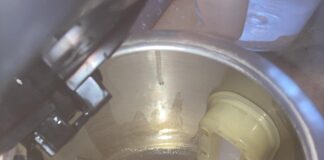 Biały osad na dnie czajnika – jak pozbyć się kamienia domowymi metodami? Biały osad na dnie czajnika