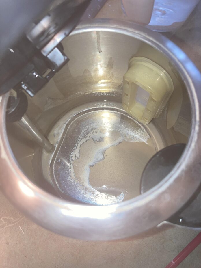 Biały osad na dnie czajnika