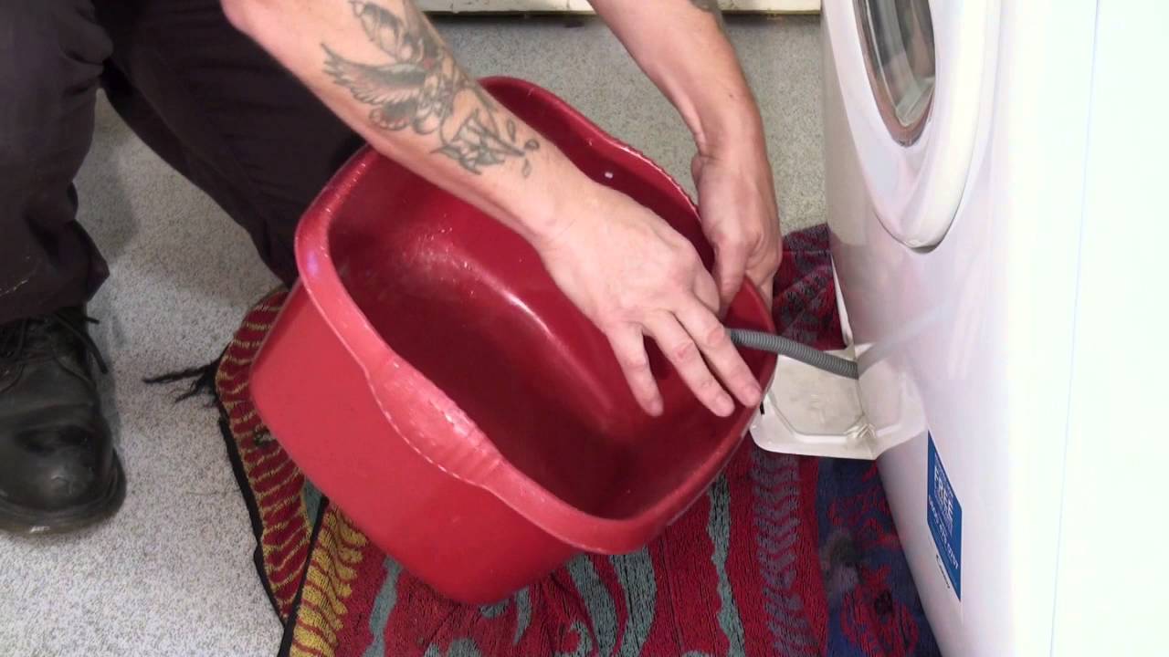 Włóż filtr i zamknij panel Ręka wkręcająca czysty filtr z powrotem do obudowy i zamykająca panel pralki