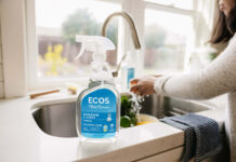 Domowy płyn do mycia szyb – jak przygotować skuteczny środek z prostych składników? Przezroczysta butelka domowego płynu do mycia szyb obok octu spirytusu i cytryny na blacie