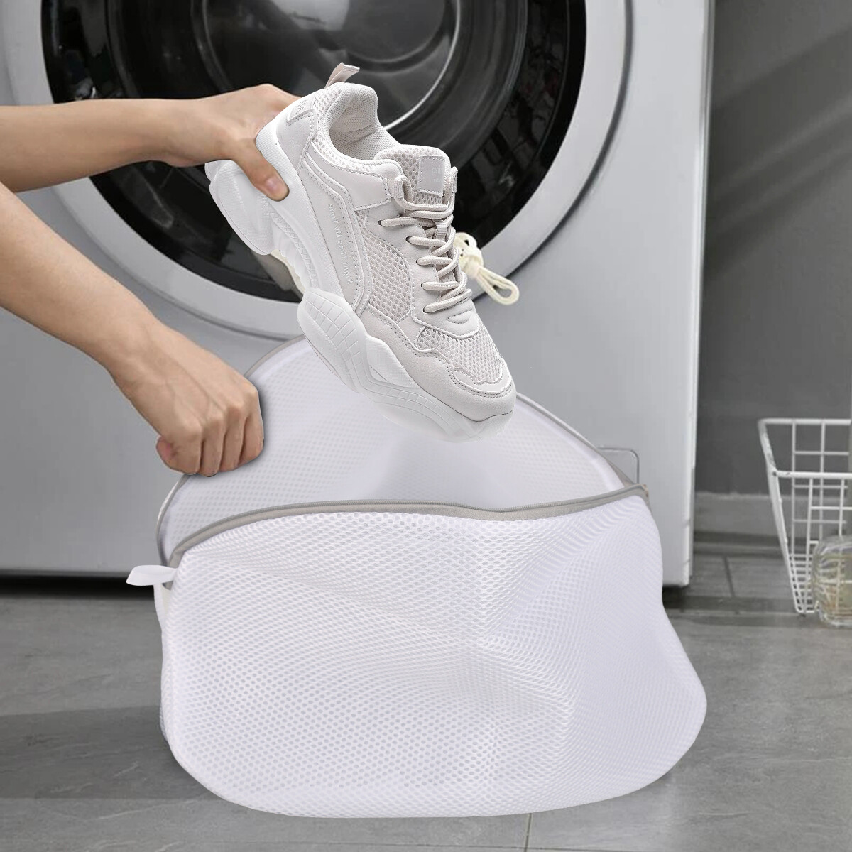 Czyszczenie podeszwy szczotką Szczotka czyścząca zabrudzoną podeszwę buta sportowego pod bieżącą wodą