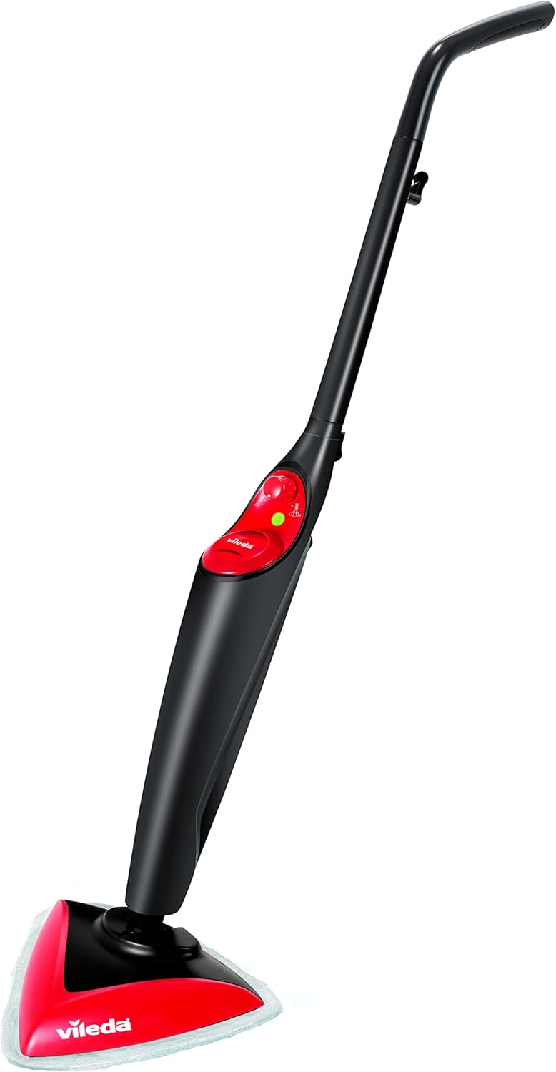 Gorąca para wydobywa się z głowicy mopa na plamie