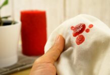 Wosk na obrusie – jak go usunąć bez niszczenia tkaniny? Obrus z plamami wosku czyszczony papierem i żelazkiem