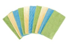 Ściereczki z mikrofibry – które rodzaje wybrać do okien, a które sprawdzą się w kuchni? Różnokolorowe ściereczki z mikrofibry w różnych rozmiarach ułożone na białym tle