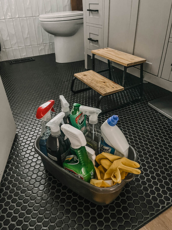 Środki do czyszczenia toalety skutecznie usuwają kamień i bakterie