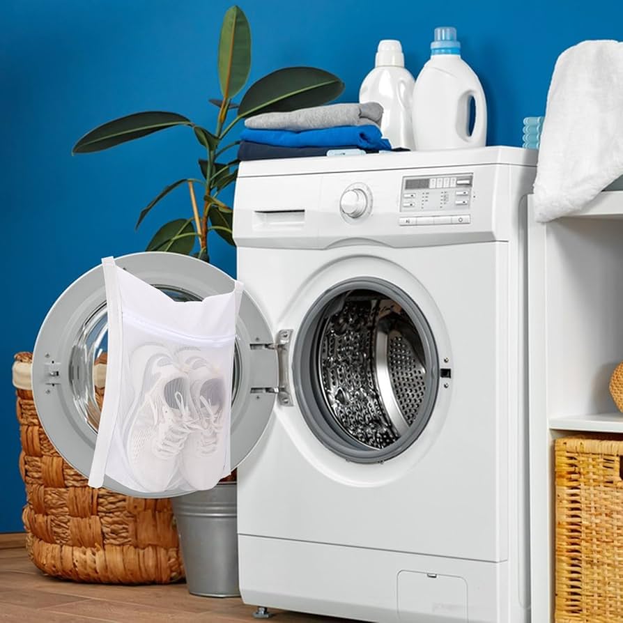 Wyjmowanie wkładek z butów Wyjęte wkładki z butów tenisowych leżące obok pary butów