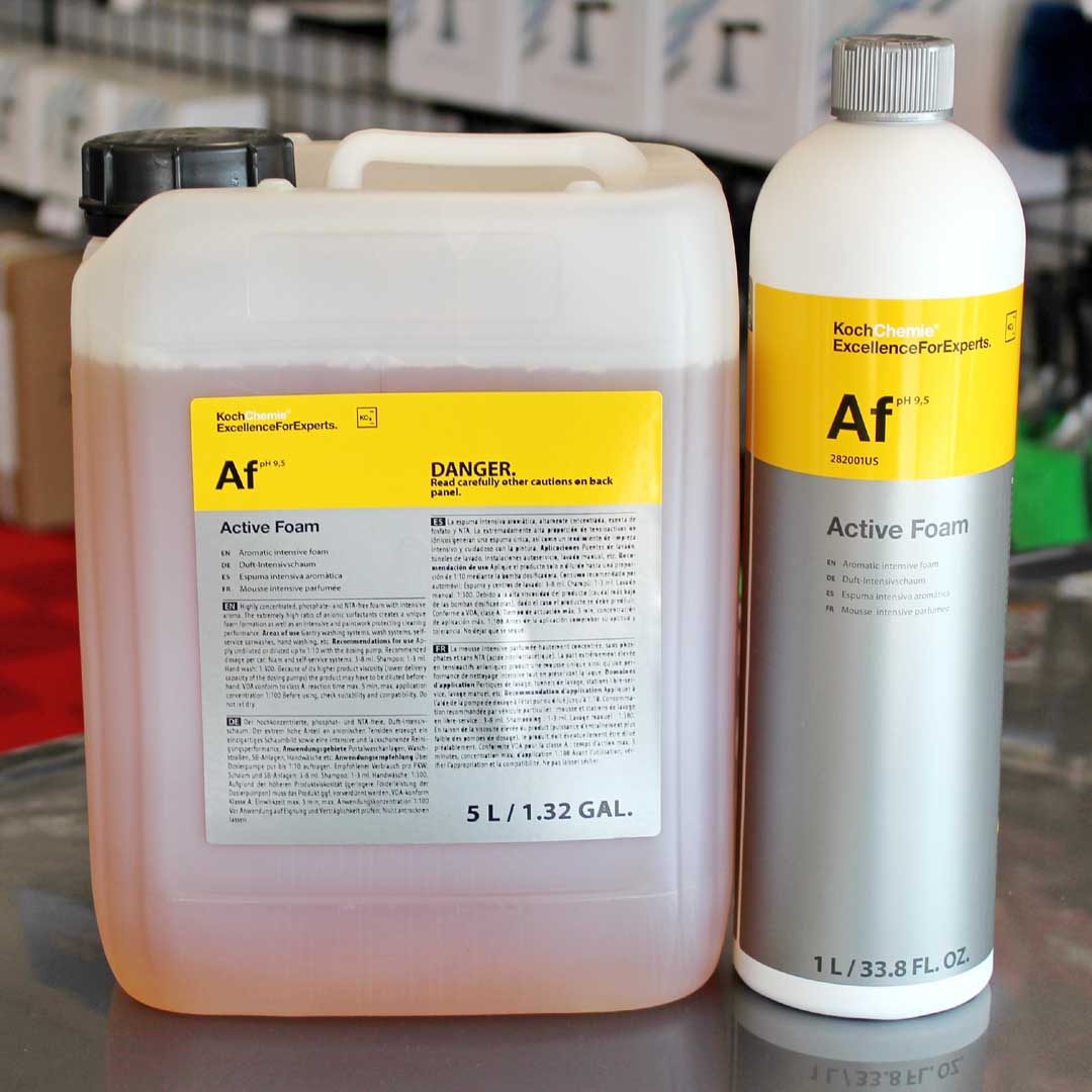 Pasek lakmusowy zanurzony w białej piance zmienia kolor na zielony