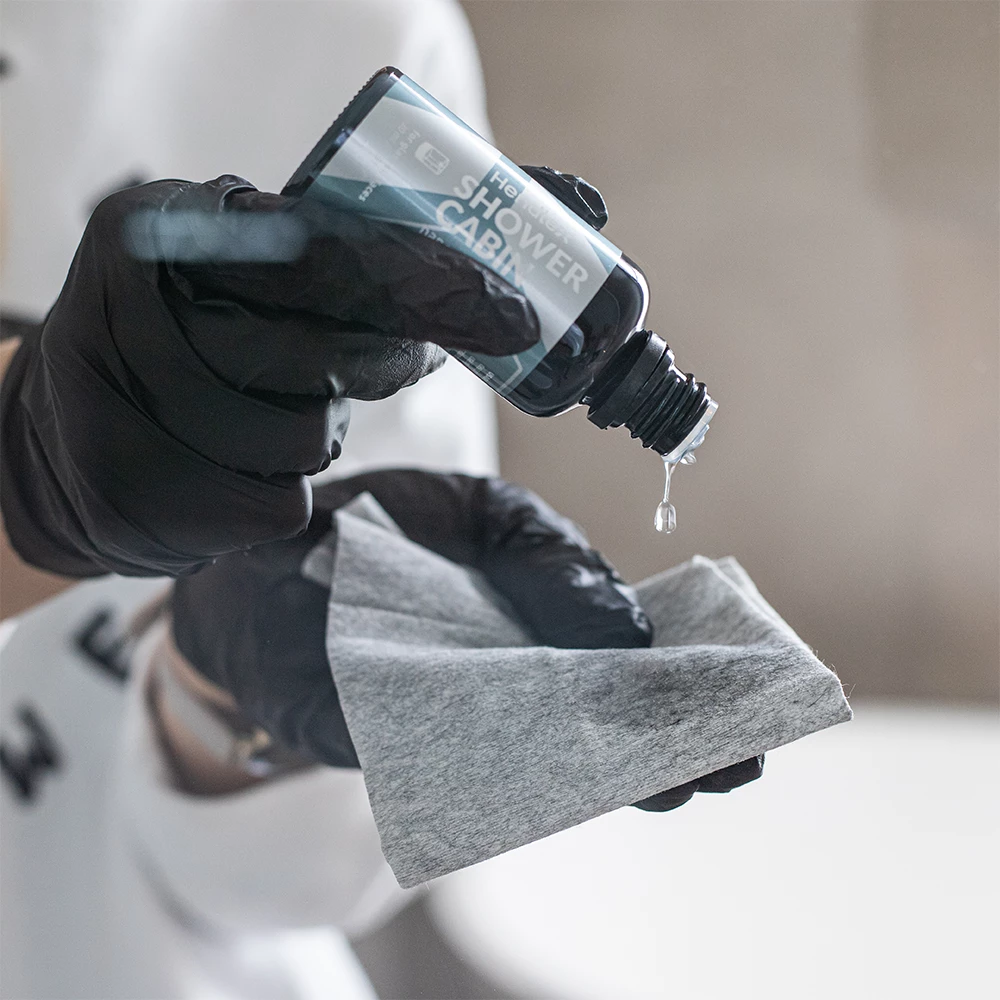 Aplikacja specjalnej powłoki hydrofobowej na mokre szkło kabiny prysznicowej sprayem