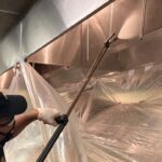 brudny-tluszcz-na-okapie-przed-czyszczeniem