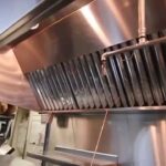 czyszczenie okapu kuchennego w nowoczesnej kuchni