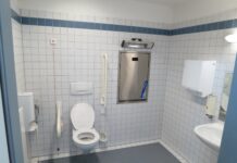 Jaka miska WC sprawdzi się lepiej w bloku – wisząca czy stojąca? deska