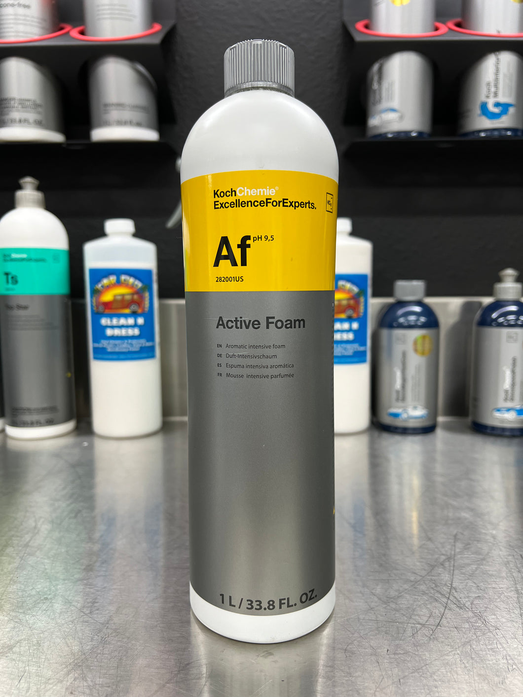 Gęsta zasadowa piana zmywa brud z maski samochodu podczas aplikacji